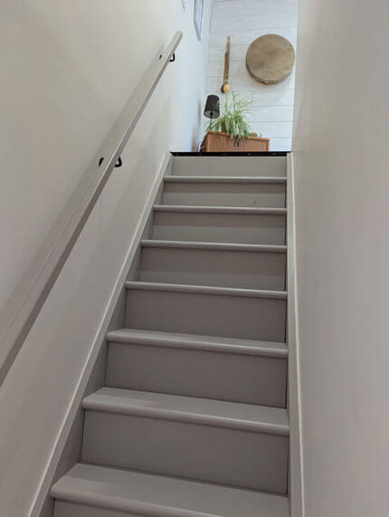 Escalier du cabinet d'hypnose et soin énergétique Le Barp - Espace ressourçant et bienveillant