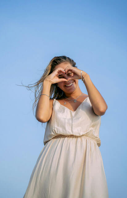 femme-qui-fait-un-coeur-avec-ses-mains--elle-se-sent-libérée-après-avoir-suivi-un-accompagnement-qui-allient-l'hypnose,-la-psychogénéalogie,-le-soin-énergétique.-Mon-cabinet-se-situe-à-Le-Barp-en-gironde.-Séance-individuelle-en-présentiel-ou-en-visio