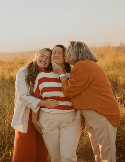 Trois femmes, trois générations, trois histoire de vie différentes mais avec le même inconscient familial. Séance de psychogénéalogie à Le Barp en gironde. Possibilité de séance en visio. Retrouve TA place dans ta vie !