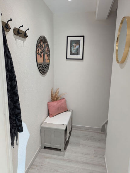 Couloir de l'entrée du cabinet d'hypnose et soin énergétique Le Barp - Espace dédié à la transformation intérieur et à la sérénité pour les femmes.