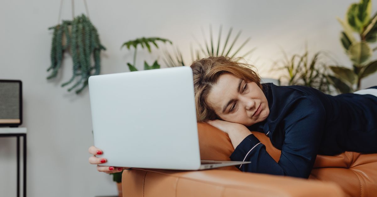 femme en fatigue chronique allongée, regard dans le vide